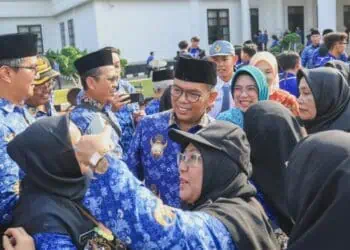 MENYAPA PEGAWAI : Gubernur Banten Andra Soni menyapa pegawai dilingkungan Pemprov Banten. Hingga saat ini, masih banyak jabatan eselon II, III, dsn IV dibiarkan kosong dan belum dilakukan rotasi, mutasi, dan promosi. (ISTIMEWA)