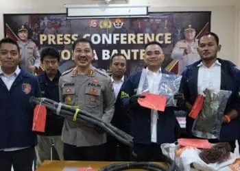MENUNJUKKAN BARBUK : Jajaran Ditreskrimum Polda Banten mengamankan barbuk pencurian kabel persinyalan kereta api. (ISTIMEWA)