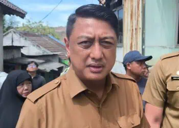SATELITNEWS.COM, TANGSEL-Kabar baik bagi aparatur sipil negara (ASN) dan pensiunan. Pemerintah mulai mencairkan gaji ke-13 sebagai bentuk dukungan terhadap kesejahteraan aparatur negara dan penerima pensiun. Di lingkungan Pemerintah Kota Tangerang Selatan (Tangsel), sebanyak 17.315 pegawai akan menerima hak tersebut dengan total anggaran mencapai sekitar Rp51,5 miliar. Kepala Badan Keuangan dan Aset Daerah (BKAD) Kota Tangerang Selatan, Hadi Widodo menyampaikan bahwa proses pencairan telah dimulai sesuai ketentuan yang berlaku. "Untuk besaran kurang lebih 51,5 miliar rupiah. Kami melakukan pembentukan ledger gaji ke-13 untuk semua perangkat daerah," ujarnya, Rabu (3/6/2026). Diketahui, ledger adalah buku besar yang berisi catatan penting kumpulan transaksi keuangan. Dokumen ini mencatat semua uang yang masuk, keluar, serta merangkum aset, utang, modal, pendapatan, dan pengeluaran. Pencairan gaji ke-13 ini mengacu pada Peraturan Presiden Nomor 9 Tahun 2026 tentang Pemberian Tunjangan Hari Raya (THR) dan Gaji Ketiga Belas bagi aparatur negara, pensiunan, penerima pensiun, dan penerima tunjangan. Sementara itu, bagi para pensiunan ASN, pembayaran dilakukan oleh PT Taspen (Persero) melalui 46 mitra bayar yang tersebar di seluruh Indonesia. Corporate Secretary TASPEN, Henra, memastikan bahwa dana akan disalurkan secara otomatis tanpa perlu pengajuan ataupun autentikasi ulang dari para penerima manfaat. Besaran gaji ke-13 dihitung berdasarkan komponen penghasilan yang diterima pada Mei 2026. Menariknya, pembayaran ini tidak dikenakan potongan iuran, kredit pensiun, maupun pajak penghasilan karena seluruh beban tersebut ditanggung oleh pemerintah. Taspen juga menjelaskan bahwa bagi penerima yang memiliki lebih dari satu status manfaat, gaji ke-13 hanya diberikan satu kali berdasarkan manfaat dengan nilai terbesar. Namun, bagi penerima yang juga memperoleh pensiun atau tunjangan janda maupun duda, hak tersebut tetap dibayarkan sesuai ketentuan yang berlaku. Pencairan gaji ke-13 ini diharapkan dapat membantu memenuhi kebutuhan keluarga sekaligus meningkatkan daya beli masyarakat, terutama menjelang tahun ajaran baru dan berbagai kebutuhan pendidikan anak. (eko)