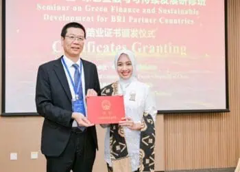 MENERIMA SERTIFIKAT : Pegawai BPKAD Banten menerima sertifikat usai mengikuti pelatihan Green Finance di Tiongkok. (ISTIMEWA)