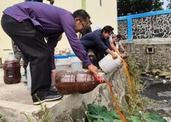 Peringati Hari Lingkungan Hidup di Cikupa Tangerang, TPS 3R EcoSuLe Tuang 350 Liter Eco Enzyme ke Kolam Mediterania