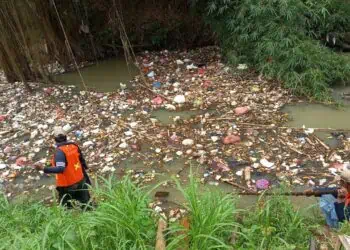 BERSIHKAN SAMPAH - Sejumlah unsur gabungan, bergotong-royong membersihkan sampah di aliran Sungai Cibanteng, Serang. (ISTIMEWA)