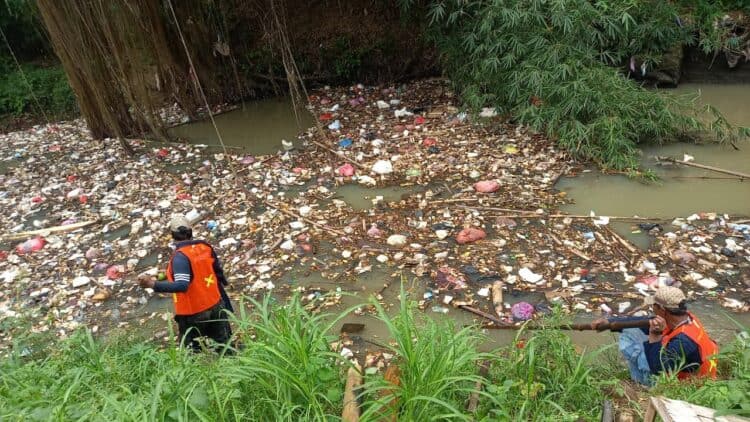 BERSIHKAN SAMPAH - Sejumlah unsur gabungan, bergotong-royong membersihkan sampah di aliran Sungai Cibanteng, Serang. (ISTIMEWA)