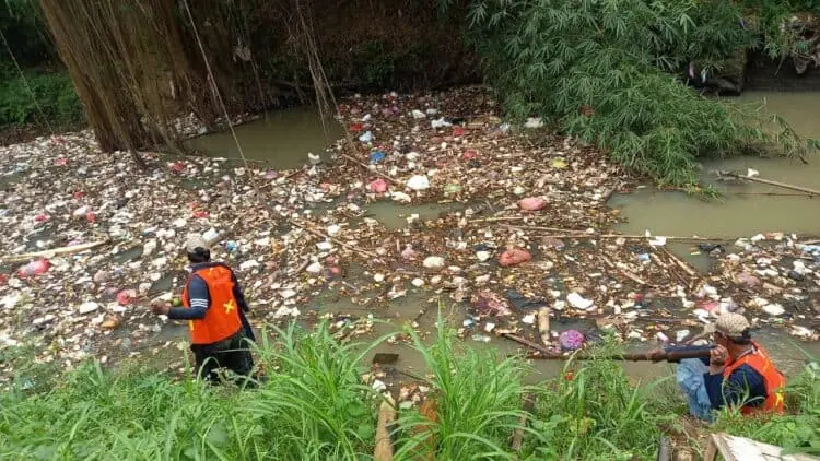 Tumpukan Sampah Sempat Menyumbat Aliran Sungai Cibanten Serang