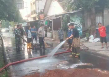 Tumpahan 80 Kg Minyak Curah di Ciputat Bikin Licin, Jalan Sempat Ditutup
