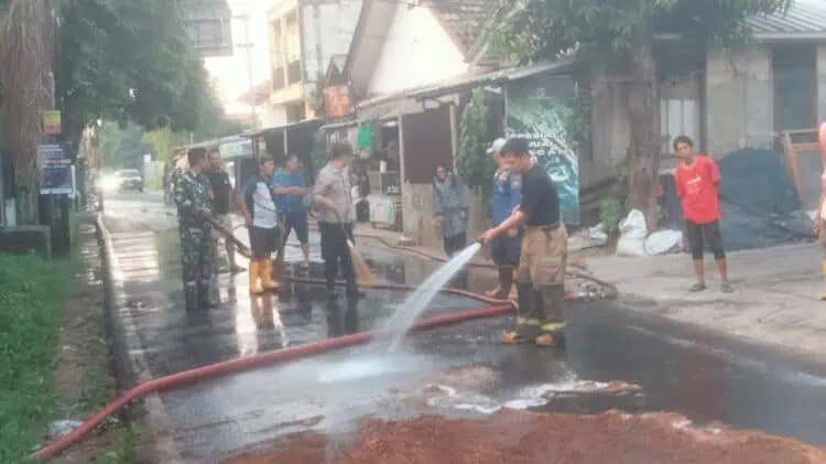 Tumpahan 80 Kg Minyak Curah di Ciputat Bikin Licin, Jalan Sempat Ditutup