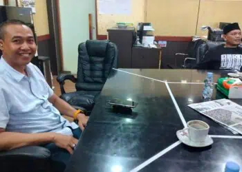 BERBINCANG - Ketua Komisi III DPRD Kabupaten Serang, Supiyanto dan Anggotanya, Ajiji, saat berbincang di ruang kerjanya, Senin (8/6/2026). (SIDIK/SATELITNEWS.COM)
