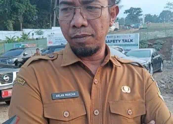 MENYAMPAIKAN KETERANGAN : Kepala Dinas PUPR Banten Arlan Marzan menyampaikan keterangan rencana revitalisasi Situ Cikedal kepada wartawan. (ADIB FAHRI/SATELITNEWS.COM)