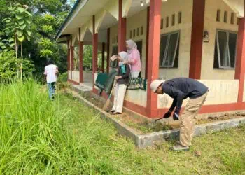 Bersih-bersih Lingkungan Kampus STISIP Banten Raya Di Hari Lingkungan Hidup Sedunia