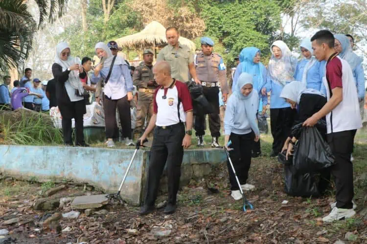 Bupati Serang dan Kapolda Banten Bersih - bersih Area Danau Tasikardi