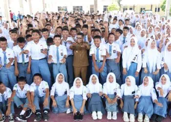 BERINTERAKSI : Gubernur Banten Andra Soni, berinteraksi dengan pelajar di Kota Tangsel. (ISTIMEWA)