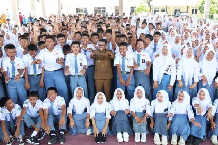 BERINTERAKSI : Gubernur Banten Andra Soni, berinteraksi dengan pelajar di Kota Tangsel. (ISTIMEWA)