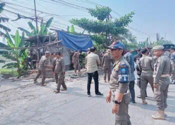 Petugas Satpol PP Kabupaten Serang, saat menertibkan Bangli di Kibin, belum lama ini. (ISTIMEWA)