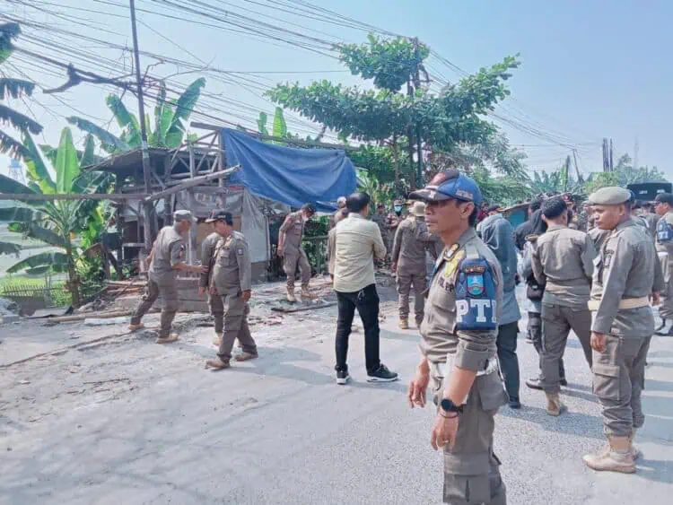 Petugas Satpol PP Kabupaten Serang, saat menertibkan Bangli di Kibin, belum lama ini. (ISTIMEWA)