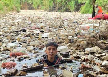 CEMARI LINGKUNGAN - Sampah rumah tangga, ditemukan masih banyak di aliran Sungai Cibanten, Kota Serang, Minggu (14/6/2026). Oleh karenanya, relawan peduli sungai dan peduli lingkungan, usulkan sanksi bagi pelanggar. (ISTIMEWA)