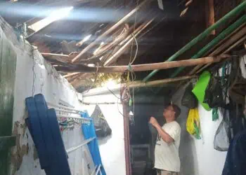 Rumah warga rusak, akibat angin kencang disertai hujan deras dan petir. (ISTIMEWA)