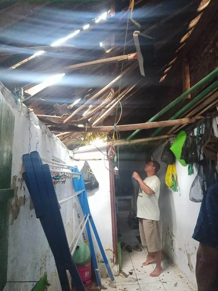 Rumah warga rusak, akibat angin kencang disertai hujan deras dan petir. (ISTIMEWA)