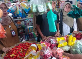 MONITORING - Dinas Koperasi UMKM Perindustrian dan Perdagangan (Diskoumperindag) Kabupaten Serang, memberikan teguran terhadap sejumlah pedagang di Pasar Baros yang menjual Minyakita, Senin (15/6/2026). (ISTIMEWA)