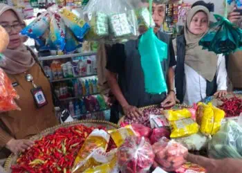 MONITORING - Dinas Koperasi UMKM Perindustrian dan Perdagangan (Diskoumperindag) Kabupaten Serang, memberikan teguran terhadap sejumlah pedagang di Pasar Baros yang menjual Minyakita, Senin (15/6/2026). (ISTIMEWA)