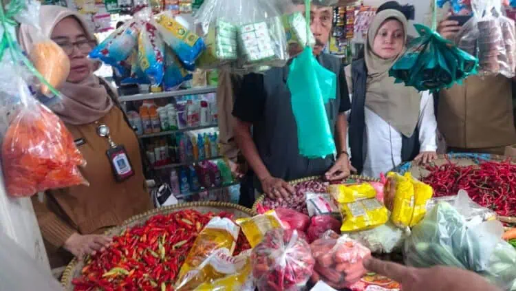Jual MinyaKita Diatas HET, Diskoumperindag Beri Peringatan Pedagang Di Pasar Baros