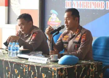 MEMBERIKAN ARAHAN : Kepala Divisi (Kadiv) Profesi dan Pengamanan (Propam) Polda Banten Komisaris Besar Polisi (Kombespol) Murwoto memberikan arahan kepada ratusan personel Brimob Polda Banten. (ISTIMEWA)