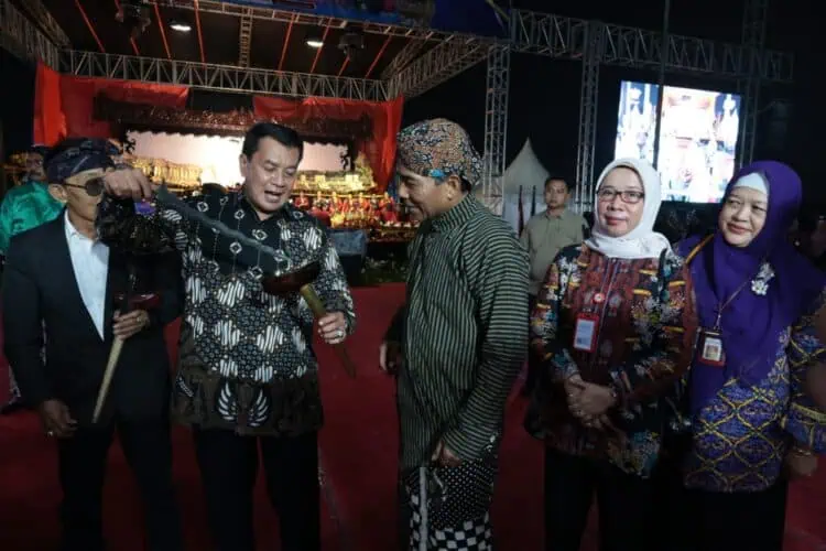 Bupati Tangerang Ajak Masyarakat Lestarikan Budaya Lewat Grebeg Suro dan Kirab Wayang Kulit