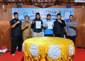 PENANDATANGANAN - Perwakilan dari Boedak Suang Rescue (BSR) dan SIGAP Bencana PGRI Kabupaten Pandeglang, menandatangani surat perjanjian kerjasama program kerja kedepan. (ISTIMEWA)