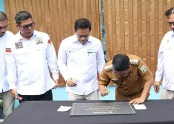 MENANDATANGANI MoU : Gubernur Banten Andra Soni menandatangani MoU sinergi penyiapan pekerja migran Indonesia antara Kementerian Perlindungan Pekerja Migran Indonesia (KemenP2MI/BP2MI) dengan Pemerintah Provinsi (Pemprov) Banten, Krakatau Steel (KS), dan IKA Untirta di Kota Cilegon, Senin (15/6/2026). (ISTIMEWA)