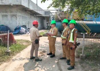 PEMUTAKHIRAN ZNT - Petugas Bapenda Kabupaten Serang, tengah melakukan pemutakhiran zona nilai tanah (ZNT), di salah satu perusahaan. (ISTIMEWA)