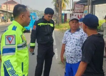 MINTA KETERANGAN - Sejumlah petugas kepolisian, tengah menghimpun keterangan saksi di lokasi kejadian kecelakaan. (ISTIMEWA)