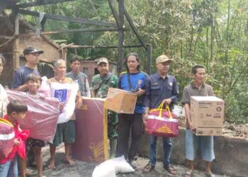 Korban kebakaran, menerima bantuan kedaruratan Kebencanaan dari Dinsos Kabupaten Pandeglang. (ISTIMEWA)