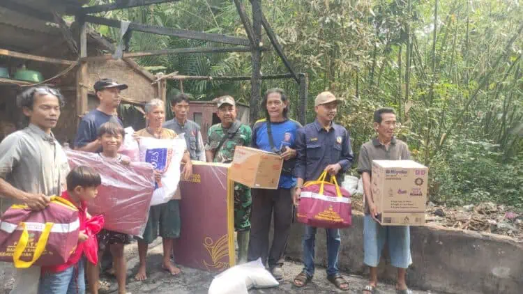 Rumah Warga Patia Ludes Terbakar, Dinsos Pandeglang Salurkan Bantuan Kedaruratan