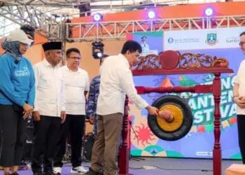 MEMBUKA ACARA : Wagun Banten Achmad Dimyati Natakusumah membuka acara Exciting Banten Festival 2026 di Plaza Aspirasi, KP3B Curug, Kota Serang, Sabtu (20/6/2026). (ISTIMEWA)