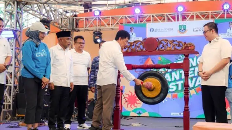 MEMBUKA ACARA : Wagun Banten Achmad Dimyati Natakusumah membuka acara Exciting Banten Festival 2026 di Plaza Aspirasi, KP3B Curug, Kota Serang, Sabtu (20/6/2026). (ISTIMEWA)