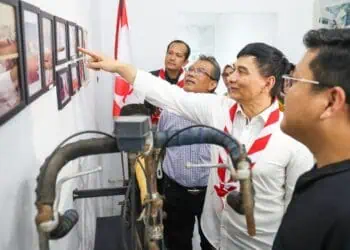 MELIHAT FOTO : Wagub Banten Achmad Dimyati Natakusumah melihat foto di Museum Sepeda Pramuka Keliling Dunia di Jalan Pemuda, Karundang, Kota Serang. (ISTIMEWA)