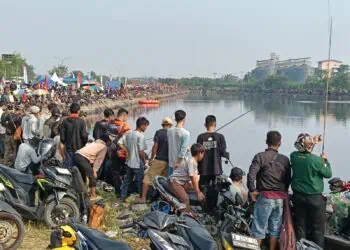RIBUAN PEMANCING - Ribuan pemancing dari berbagai daerah, memadati kawasan Danau Puspemkab Serang, untuk mengikuti Lomba Mancing Mania yang digelar Polres Serang, dalam rangka memeriahkan Hari Bhayangkara ke-80 Tahun 2026, Minggu (21/6/2026). (ISTIMEWA)