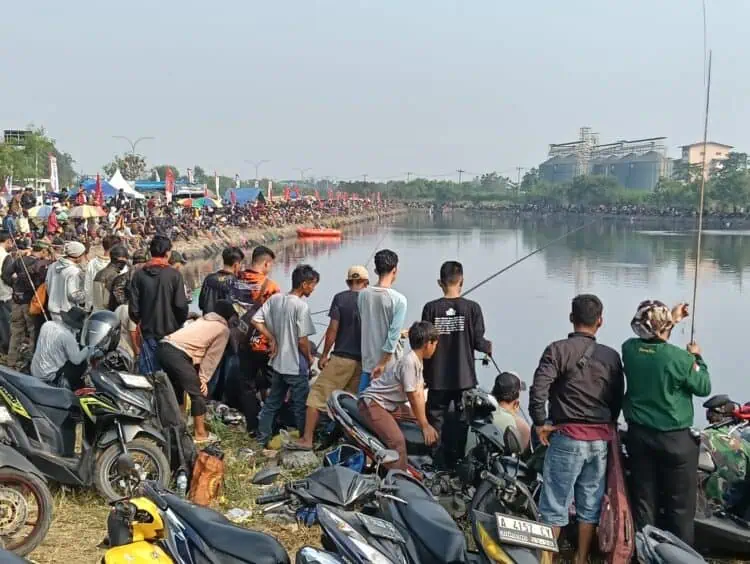 Mancing Mania Meriahkan HUT Bhayangkara Ke-80, 2 Ton Ikan Ditebar Di Danau Puspemkab Serang