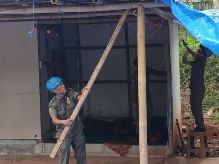 Dilaporkan Masyarakat, Tiga Bangunan Karaoke Ilegal di Taman Jaletreng Tangsel Dibongkar