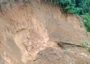 LONGSOR - Tebing di area Huntap Kampung Palimping RT 02 RW 03, Desa Tunggal Jaya, Kecamatan Sumur, Kabupaten Pandeglang, longsor dan membahayakan masyarakat sekitar, Selasa (23/6/2026). (ISTIMEWA)