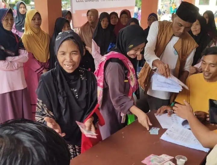 MENCAIRKAN BANSOS : Sejumlah KPM, mencairkan Bansos dari pemerintah, beberapa waktu lalu.(DOKUMEN/SATELITNEWS.COM)