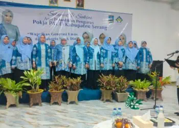 PELANTIKAN - Bupati Serang Ratu Rachmatuzakiyah, saat melantik Pokja Bunda Paud Kabupaten Serang, disalah satu hotel di Kecamatan Cinangka, Kabupaten Serang, Selasa (23/6/2026). (ISTIMEWA)