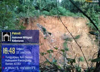 LONGSOR - Tanah tebing di Kampung Palimping RT 02 RW 03, Desa Tunggal Jaya, Kecamatan Sumur, Kabupaten Pandeglang, longsor dan nyaris mengikis pemukiman warga. (ISTIMEWA)