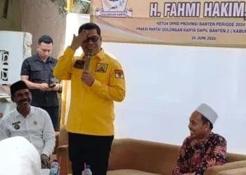 BERBINCANG : Ketua DPRD Banten Fahmi Hakim, berbincang dengan warga Kampung Baros Masjid, Desa/Kecamatan Baros, Kabupaten Serang, saat melakukan reses. (ADIB FAHRI/SATELITNEWS.COM)