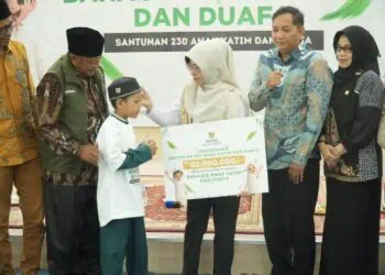 SANTUNAN YATIM - Bupati Pandeglang Raden Dewi Setiani bersama jajaran pengurus BAZNAS Kabupaten Pandeglang, menyantuni anak yatim, Kamis (25/6/2026). (ISTIMEWA)