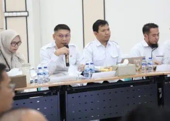 MEMIMPIN RAPAT : Sekda Banten Deden Apriandhi, memimpin rapat koordinasi dengan KPK RI. (ISTIMEWA)