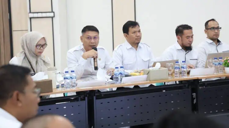 MEMIMPIN RAPAT : Sekda Banten Deden Apriandhi, memimpin rapat koordinasi dengan KPK RI. (ISTIMEWA)