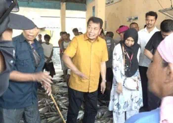 NGARIUNG BARENG NELAYAN -- Bupati Tangerang, Moch. Maesyal Rasyid, saat bertemu langsung dengan para nelayan dalam acara ngariung bareng di TPI Tanjung Pasir, Kecamatan Teluknaga, Kabupaten Tangerang, Jumat (26/6/2026). (ISTIMEWA)