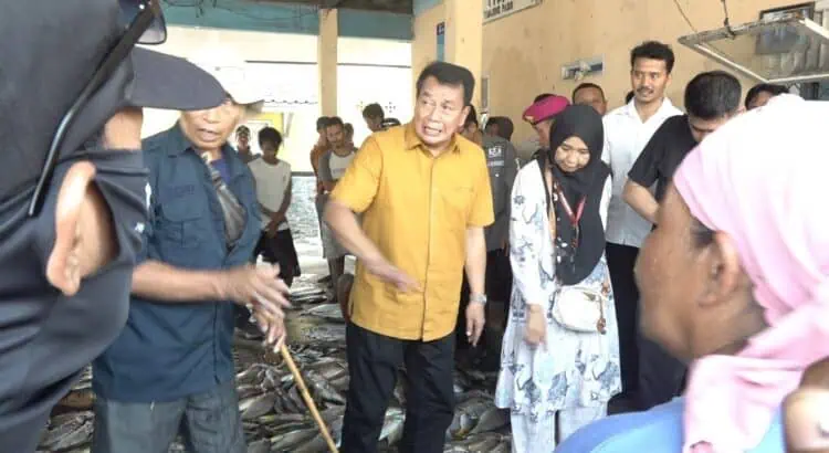 Bupati Tangerang Dialog Dengan Nelayan Tanjung Pasir, Tebar Berbagai Bantuan