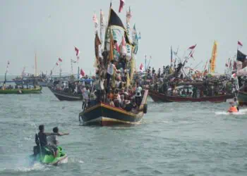 TASYAKURAN LAUT - Ribuan masyarakat pesisir Labuan - Carita, menggelar acara Tasyakuran Laut, di Tempat Pelelangan Ikan (TPI) dan Pantai Mutiara Carita, Minggu (28/6/2026). (ISTIMEWA)