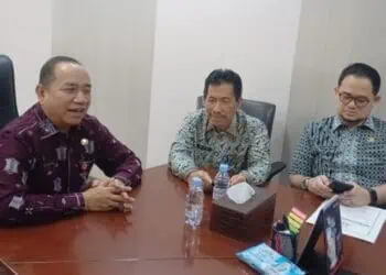 BERBINCANG : Kepala BPKAD Banten Mahdani (kiri), berbincang dengan pegawianya membahas mekanisme lelang BMD. (ISTIMEWA)